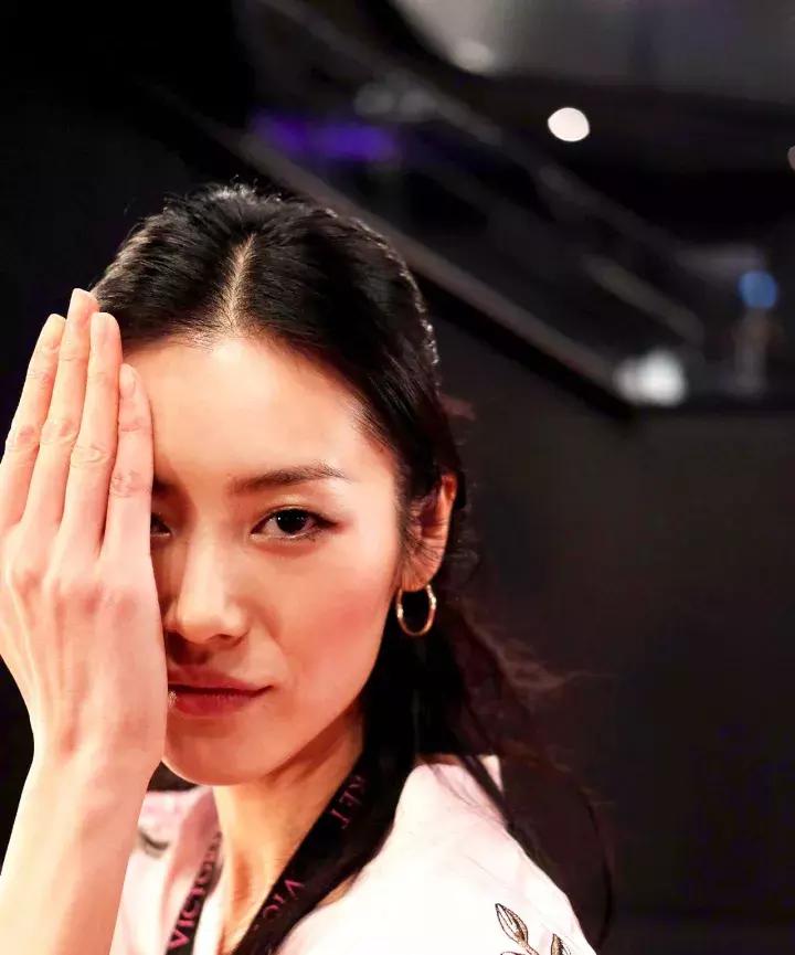 维密秀奚梦瑶摔倒完整版,奚梦瑶在维密大秀上摔倒