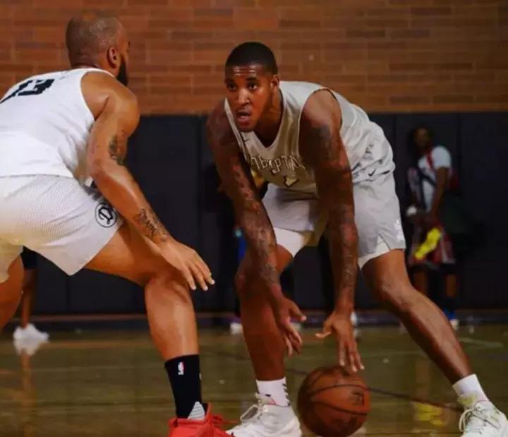 3人行进间的传球训练篮球,3人行进间的传球训练