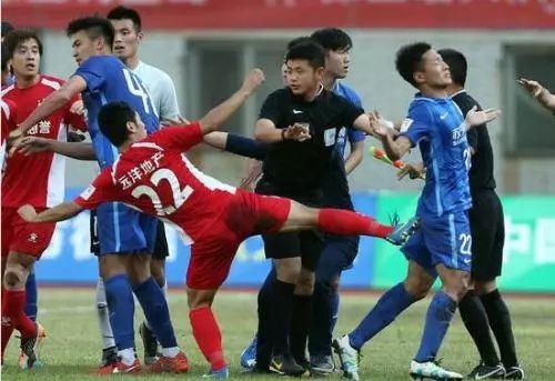 重庆业余联赛*力暴**事件主教练被殴打都是后话看看场上发生了什么