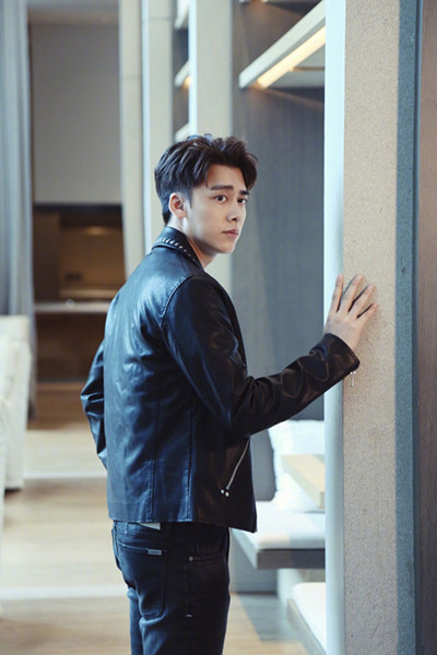 江疏影李易峰红黑配默契同框,江疏影情侣装