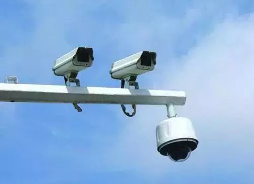 车辆违章监控摄像头有哪些,开车不认识这两种标志很危险