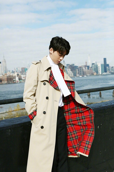 江疏影李易峰红黑配默契同框,江疏影情侣装