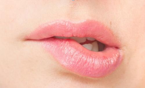 唇部干燥起皮怎么护理,鼻翼两侧起皮唇部干燥