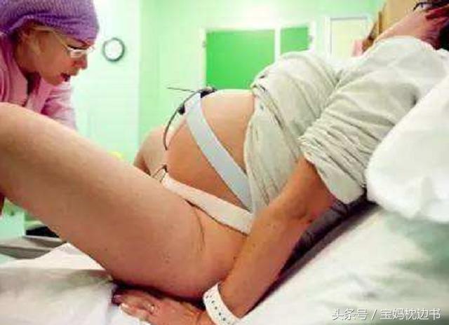 孕妈在产房里难受的样子,孕妈在家中分娩过程