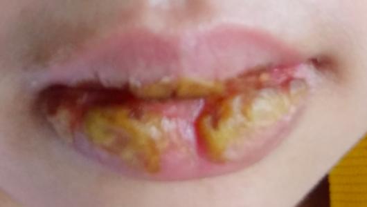 美女买了30元的口红,现在女生买二十几块的口红