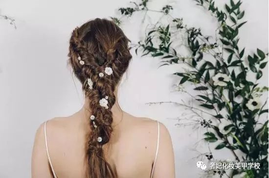 早春出游简单编发,这几款编发造型为你约会加分