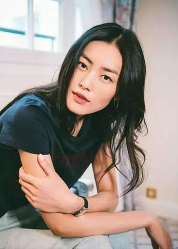 刘雯2021年度时尚总结,刘雯越努力越幸运