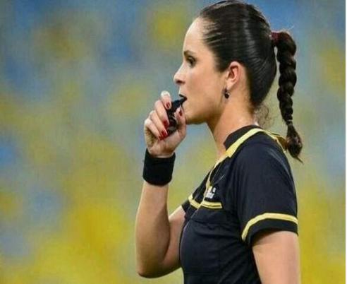 足球场上的美女裁判视频,足球赛场上的美女