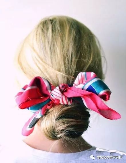 早春出游简单编发,这几款编发造型为你约会加分