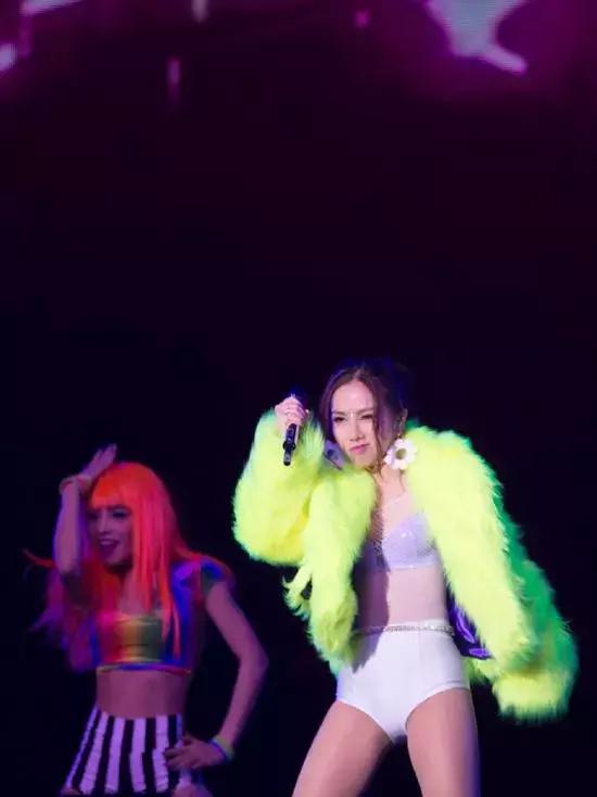 邓紫棋宇宙尿片炸地球,邓紫棋跑男跟baby说香港话