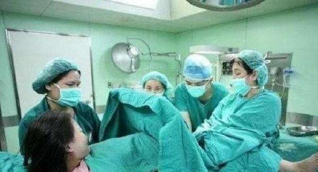 孕妈在产房里难受的样子,孕妈在家中分娩过程