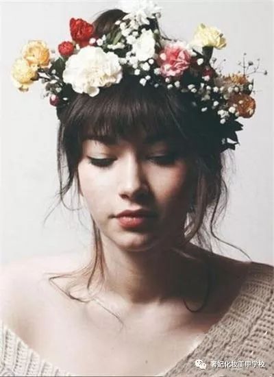 早春出游简单编发,这几款编发造型为你约会加分