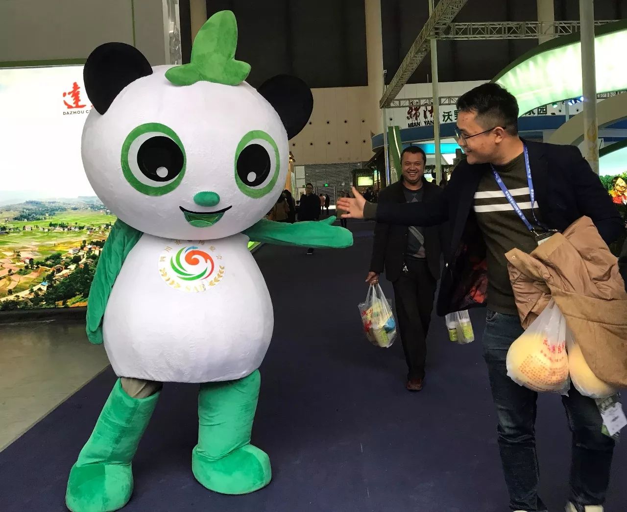 田田深入2017四川农博会，逛一圈，胖5斤！