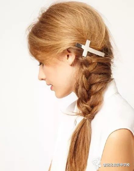 早春出游简单编发,这几款编发造型为你约会加分