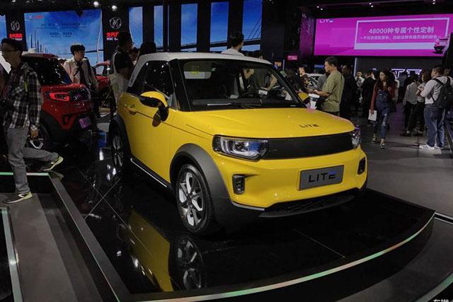 可能是最个性国产车，配无框车门、5块液晶屏，8万买它妹子更爱你