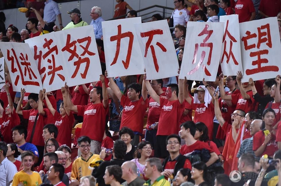 晨看*疆新**｜小伙踩警车晒照被拘；这个官员受贿2千余万获刑12年