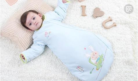 新生儿睡觉蹬被子哭闹是什么原因,新生儿老爱踢被子怎么办