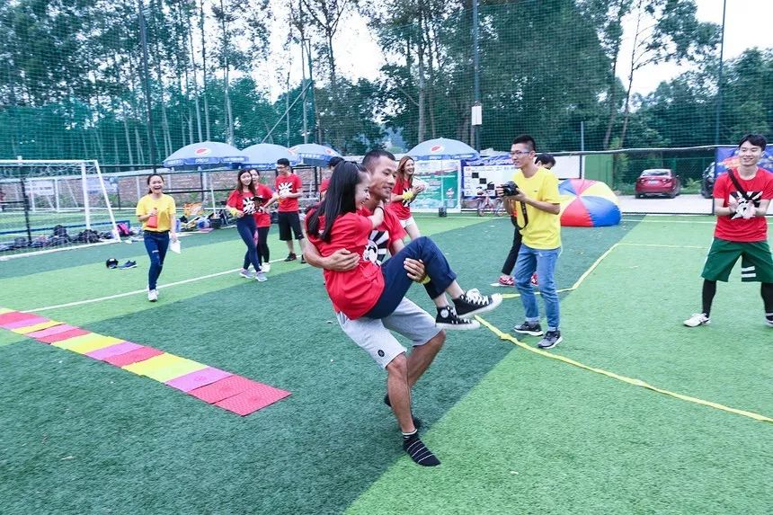 这运动会有毒！穿别人裤裆还很开心