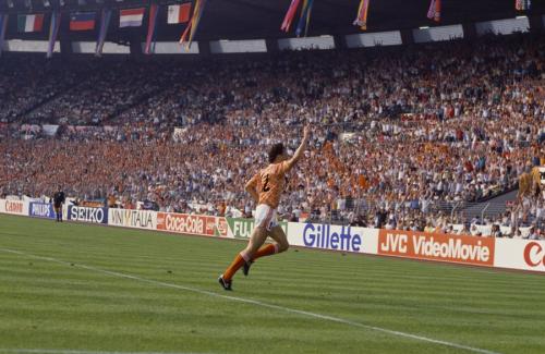 天下足球年度总结音乐,天下足球你不看足球就不会懂青春