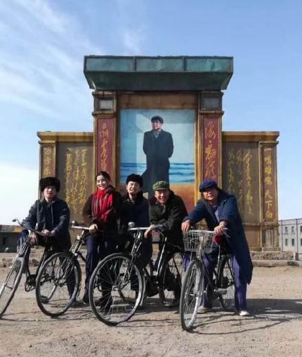 晨看*疆新**｜小伙踩警车晒照被拘；这个官员受贿2千余万获刑12年