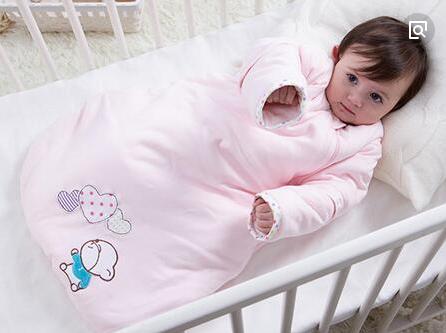 新生儿睡觉蹬被子哭闹是什么原因,新生儿老爱踢被子怎么办