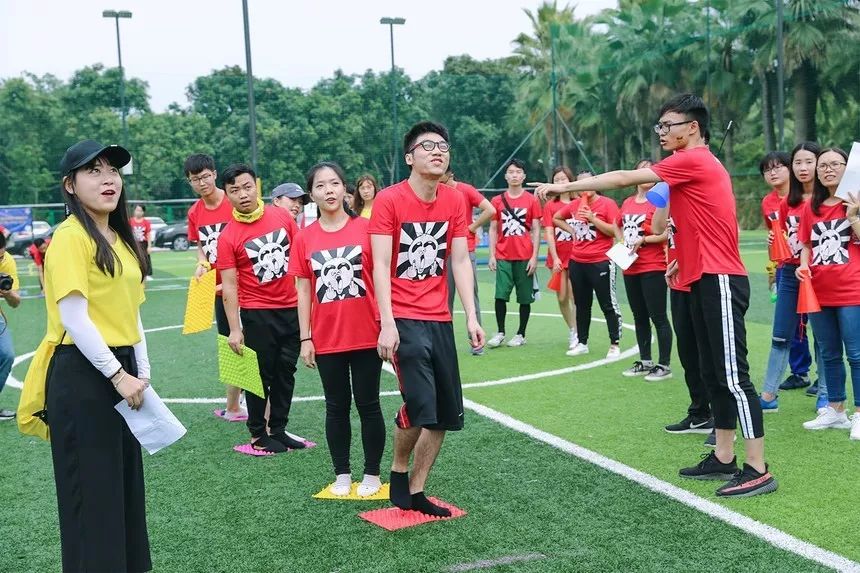 这运动会有毒！穿别人裤裆还很开心