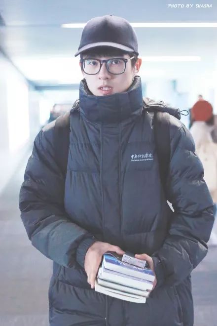 鹿晗刘昊然同款羽绒服,刘昊然中戏羽绒服机场