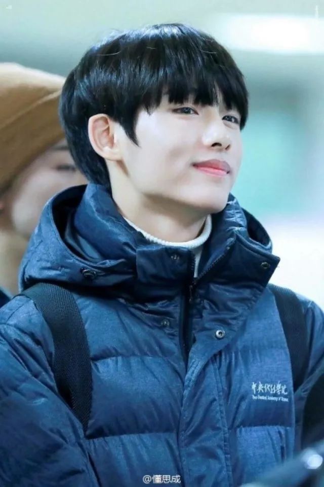 鹿晗刘昊然同款羽绒服,刘昊然中戏羽绒服机场