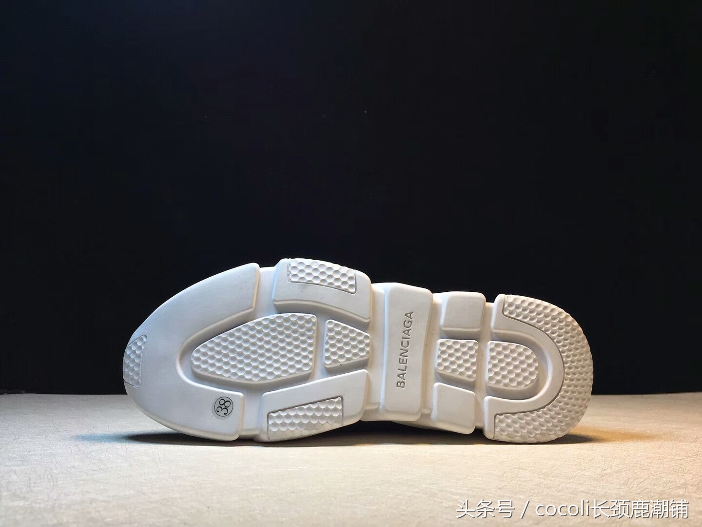 盘点那些年穿过的鞋子,袜子鞋什么时候开始流行