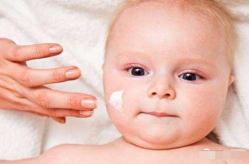 宝宝是长痱子还是湿疹该如何护理,小婴儿脸上脂溢性湿疹怎么护理