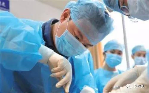 “师兄，我第一次看见死人，很害怕！”“来来来，我给你讲个故事……”