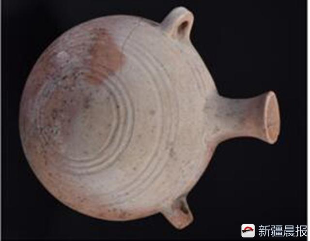 晨看*疆新**｜小伙踩警车晒照被拘；这个官员受贿2千余万获刑12年