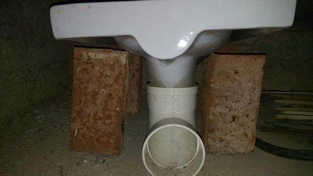 蹲便器马桶有异味怎么处理,厕所蹲便器有异味怎么去除