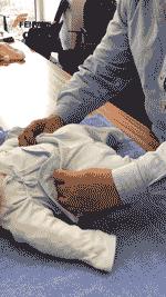 换尿不湿的奶爸,换尿布的奶爸