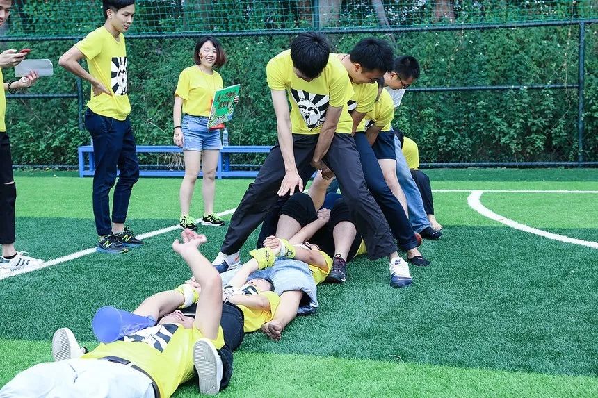 这运动会有毒！穿别人裤裆还很开心