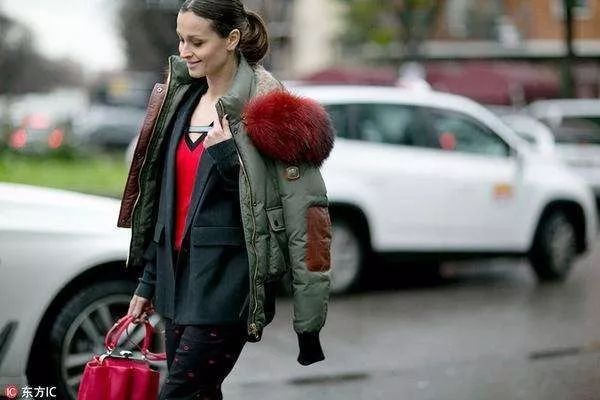 鹿晗刘昊然同款羽绒服,刘昊然中戏羽绒服机场