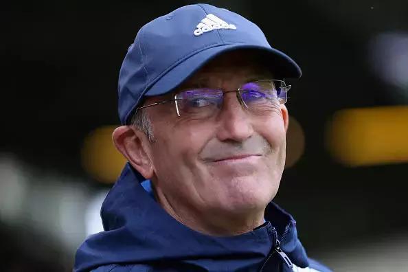 他曾是英超赛季最佳主帅，却死于“反足球”