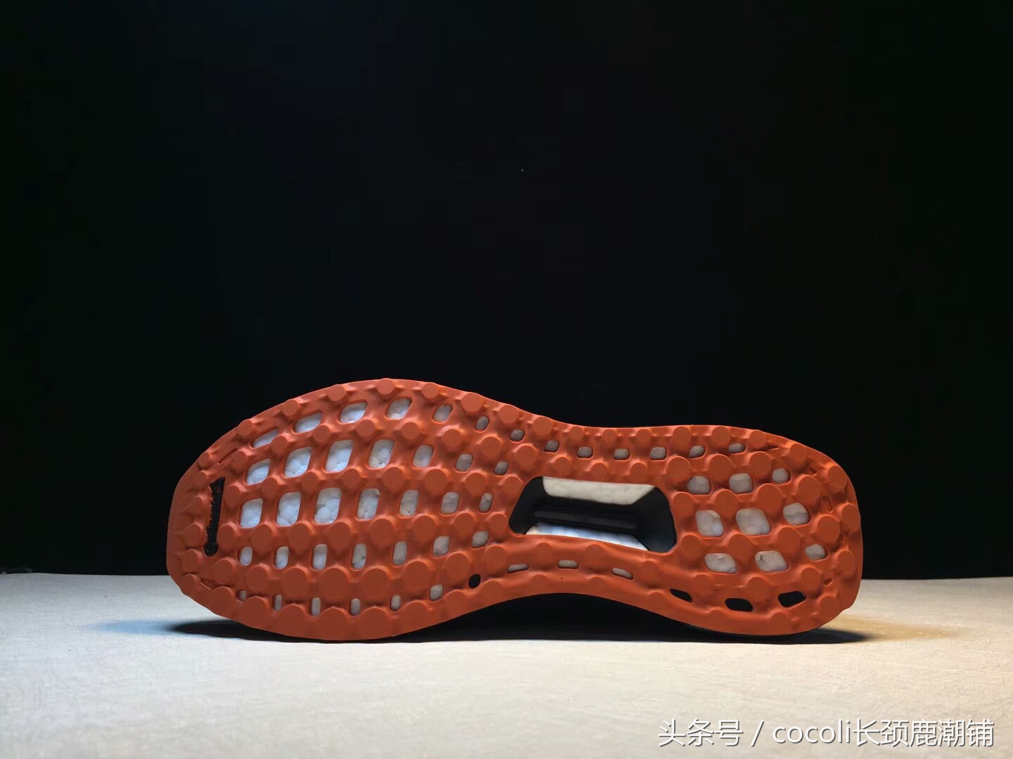 盘点那些年穿过的鞋子,袜子鞋什么时候开始流行