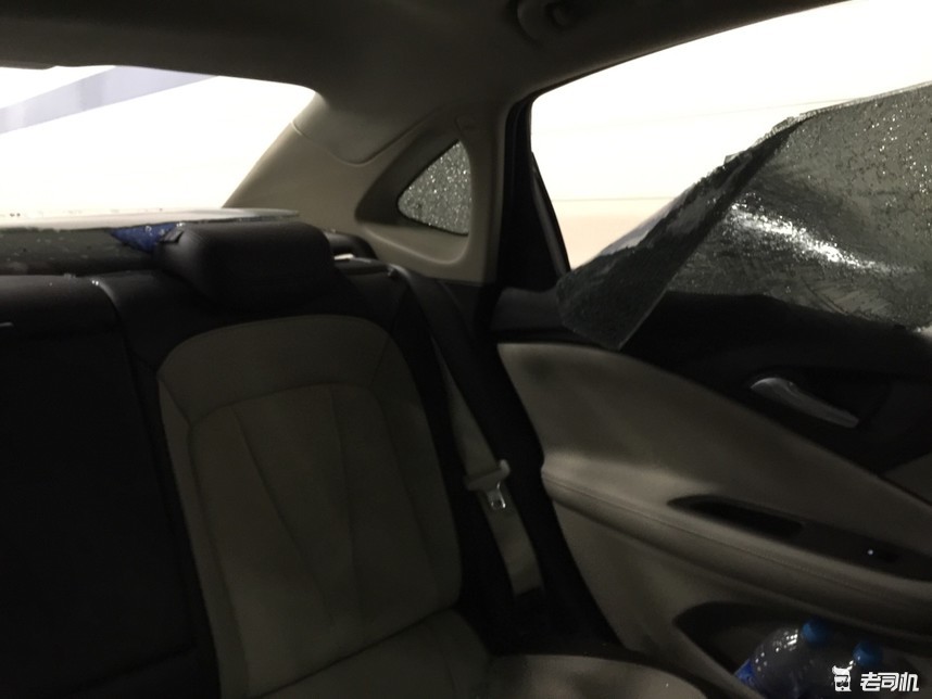 车撞到墙掉了漆该不该走保险,汽车被砸一直不报保险