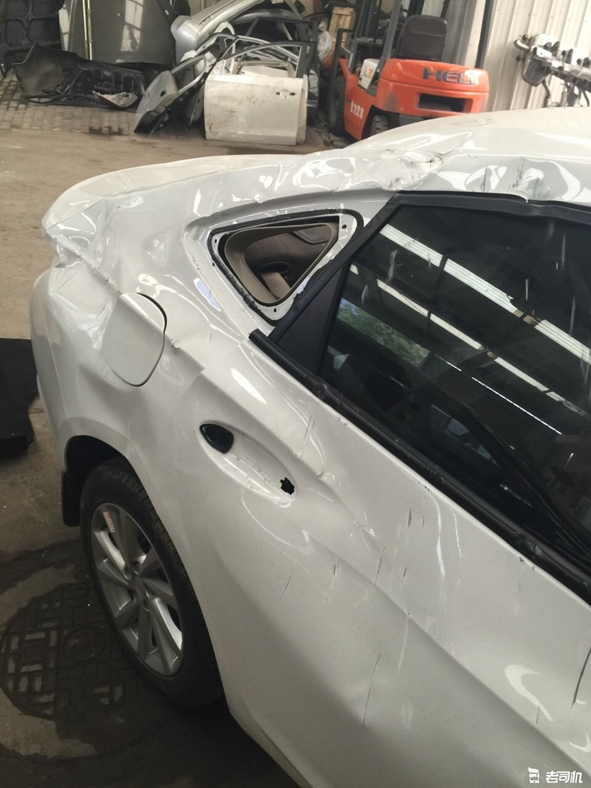 车撞到墙掉了漆该不该走保险,汽车被砸一直不报保险