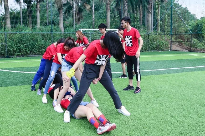 这运动会有毒！穿别人裤裆还很开心