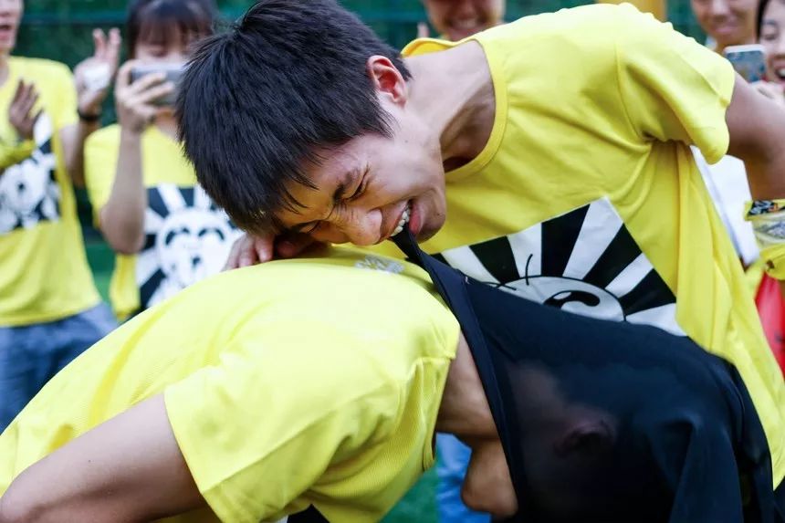 这运动会有毒！穿别人裤裆还很开心