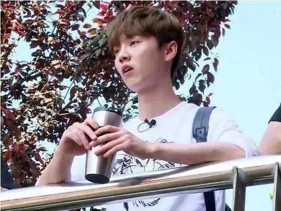 刘昊然易烊千玺中戏羽绒服,刘昊然易烊千玺中戏