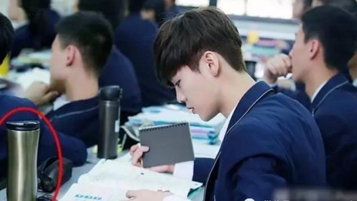 刘昊然易烊千玺中戏羽绒服,刘昊然易烊千玺中戏