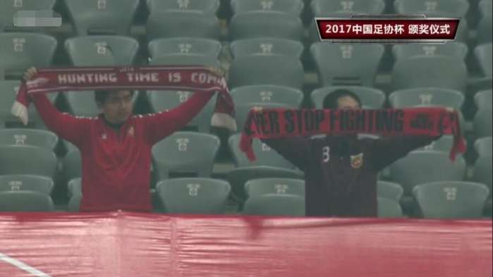 裁判吹响比赛结束哨音给点球,裁判吹响了终场哨声