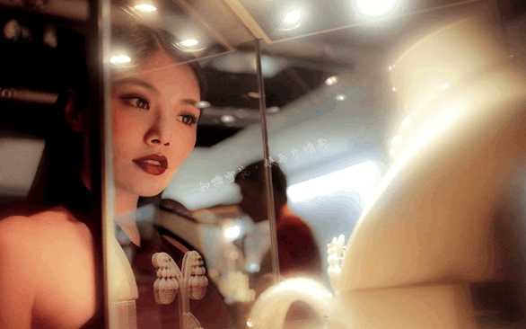 她是无数富商追捧的对象，罕见浴缸照引网友热议：排队等洗澡水