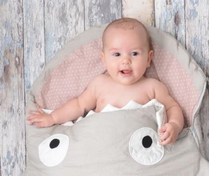 新生儿睡觉蹬被子哭闹是什么原因,新生儿老爱踢被子怎么办