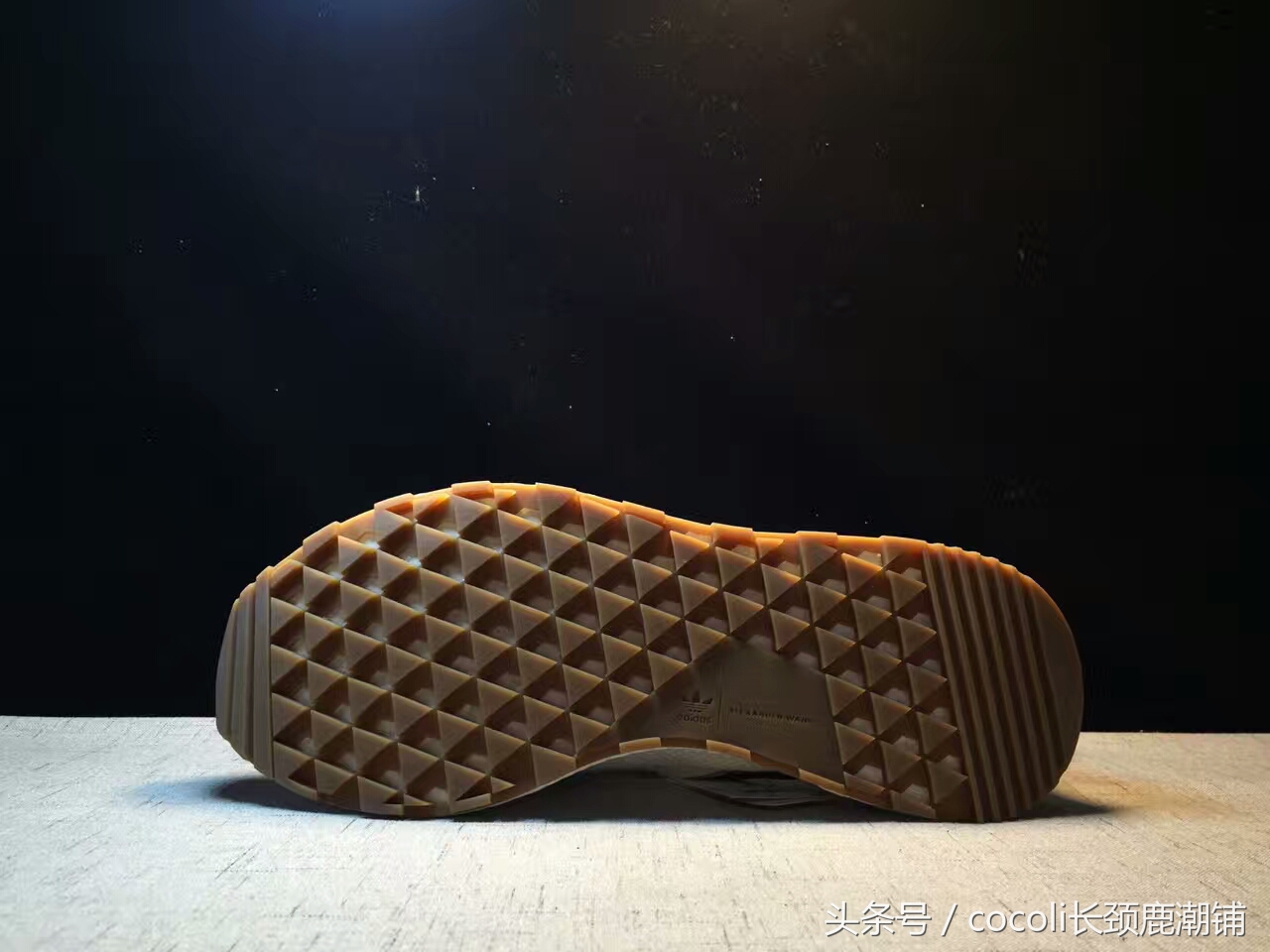 盘点那些年穿过的鞋子,袜子鞋什么时候开始流行