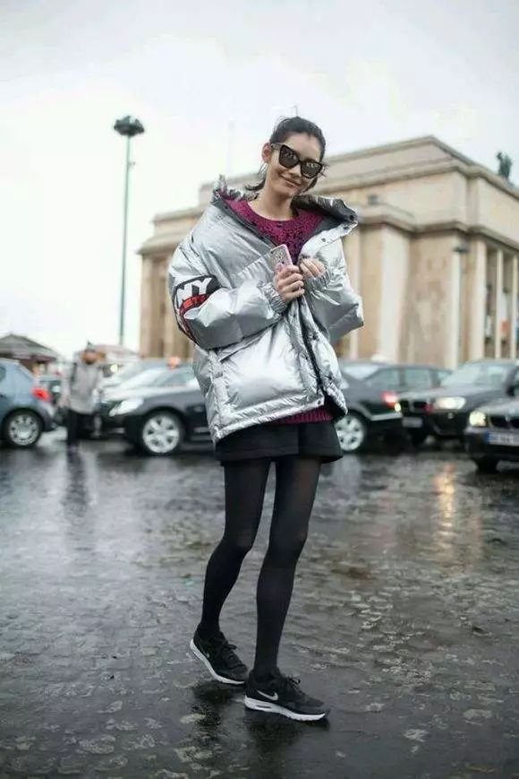 鹿晗刘昊然同款羽绒服,刘昊然中戏羽绒服机场