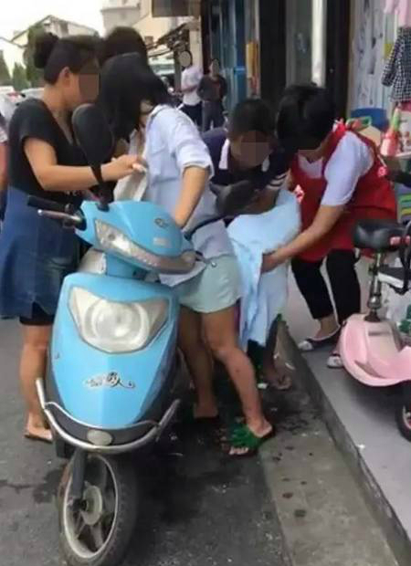 走在路上突然分娩,走在路上孩子突然生出来了